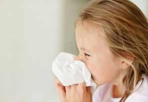 Trẻ nhỏ thường xuyên bị sổ mũi do sức đề kháng của trẻ non yếu