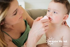 Nhiều bà mẹ mắc sai lầm trong việc chăm sóc bé khi bé bị sổ mũi
